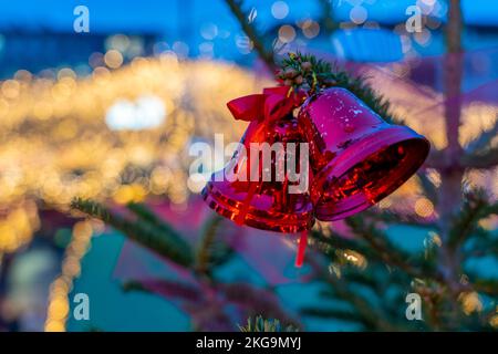 Periodo pre-natalizio, mercatino di Natale su Kennedyplatz nel centro di Essen, decorazioni per alberi di Natale, NRW, Germania, Foto Stock