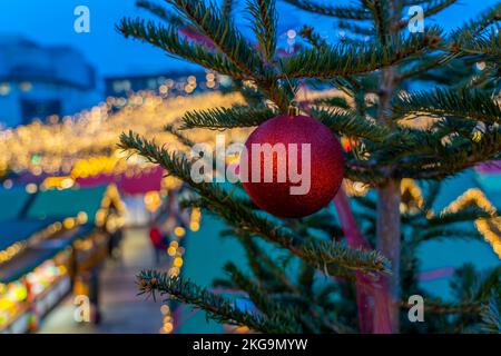 Periodo pre-natalizio, mercatino di Natale su Kennedyplatz nel centro di Essen, decorazioni per alberi di Natale, NRW, Germania, Foto Stock