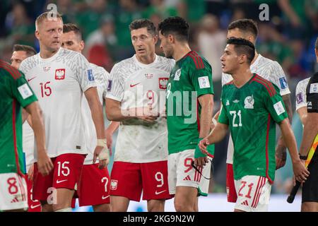 Doha, Qatar. 22nd Nov 2022. I giocatori polacchi Kamil Glik di Polonia e Robert Lewandowski di Polonia hanno deluso durante la partita di Coppa del mondo FIFA Qatar 2022 Group C tra Messico e Polonia allo Stadio 974 a Ras Abu Aboud, Doha, Qatar il 22 novembre 2022 (Foto di Andrew Surma/ Credit: Sipa USA/Alamy Live News Foto Stock