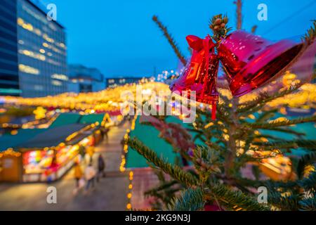 Periodo pre-natalizio, mercatino di Natale su Kennedyplatz nel centro di Essen, decorazioni per alberi di Natale, NRW, Germania, Foto Stock