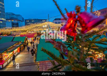 Periodo pre-natalizio, mercatino di Natale su Kennedyplatz nel centro di Essen, decorazioni per alberi di Natale, NRW, Germania, Foto Stock