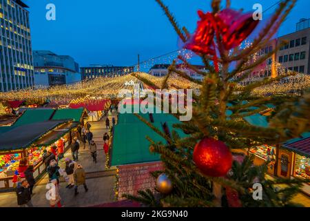 Periodo pre-natalizio, mercatino di Natale su Kennedyplatz nel centro di Essen, decorazioni per alberi di Natale, NRW, Germania, Foto Stock