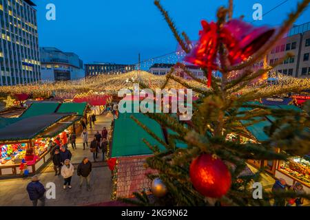 Periodo pre-natalizio, mercatino di Natale su Kennedyplatz nel centro di Essen, decorazioni per alberi di Natale, NRW, Germania, Foto Stock