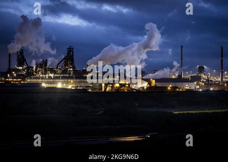 IJMUIDEN - acciaieria di Tata Steel Paesi Bassi. Anche se l'azienda siderurgica ha adottato varie misure, la polvere che si deposita nei villaggi intorno a Tata Steel è ancora altamente contaminata. ANP RAMON VAN FLYMEN olanda fuori - belgio fuori Foto Stock