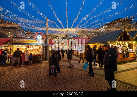 Prima della stagione natalizia, mercatino di Natale a Kennedyplatz, nel centro di Essen, NRW, Germania, Foto Stock