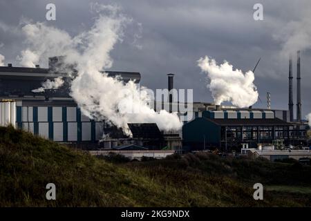 IJMUIDEN - acciaieria di Tata Steel Paesi Bassi. Anche se l'azienda siderurgica ha adottato varie misure, la polvere che si deposita nei villaggi intorno a Tata Steel è ancora altamente contaminata. ANP RAMON VAN FLYMEN olanda fuori - belgio fuori Foto Stock