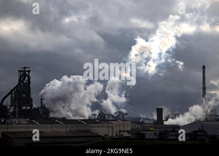 IJMUIDEN - acciaieria di Tata Steel Paesi Bassi. Anche se l'azienda siderurgica ha adottato varie misure, la polvere che si deposita nei villaggi intorno a Tata Steel è ancora altamente contaminata. ANP RAMON VAN FLYMEN olanda fuori - belgio fuori Foto Stock