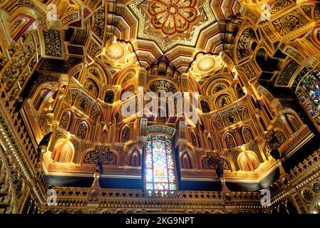 L'interno della Sala Araba circolare con il suo sorprendente oro, dorato, soffitto intagliato. Al Castello di Cardiff a Cardiff, Glamorgan, Galles, Regno Unito - Foto Stock