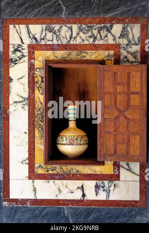 Ornamento in bottiglia nella grande sala da pranzo. Al Castello di Cardiff a Cardiff, Galles, Regno Unito - 16th ottobre 2022 Foto Stock