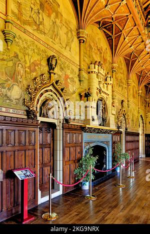 La grande sala banchetti rettangolare con murales e soffitto a volta. Al Castello di Cardiff a Cardiff, Galles, Regno Unito - 16th ottobre 2022 Foto Stock