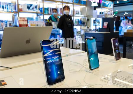 Gli smartphone Apple iPhone 13 pro e iPhone 13 Max sono visualizzati per la vendita in un negozio di Hong Kong. Foto Stock