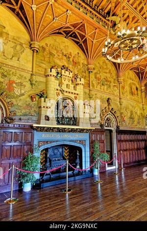 La grande sala banchetti rettangolare con murales e soffitto a volta. Al Castello di Cardiff a Cardiff, Galles, Regno Unito - 16th ottobre 2022 Foto Stock