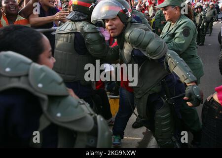 Maracaibo-Venezuela-23-03-2013- i membri delle forze armate venezuelane impediscono ai sostenitori del presidente Nicolas Maduro di venire a salutarlo. Foto Stock