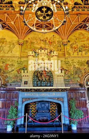 La grande sala banchetti rettangolare con murales e soffitto a volta. Al Castello di Cardiff a Cardiff, Galles, Regno Unito - 16th ottobre 2022 Foto Stock