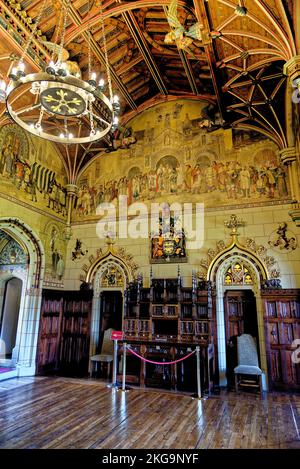 La grande sala banchetti rettangolare con murales e soffitto a volta. Al Castello di Cardiff a Cardiff, Galles, Regno Unito - 16th ottobre 2022 Foto Stock