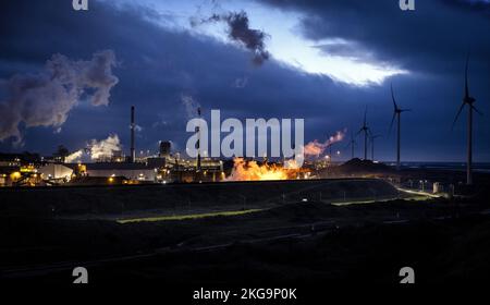 IJMUIDEN - acciaieria di Tata Steel Paesi Bassi. Anche se l'azienda siderurgica ha adottato varie misure, la polvere che si deposita nei villaggi intorno a Tata Steel è ancora altamente contaminata. ANP RAMON VAN FLYMEN olanda fuori - belgio fuori Foto Stock