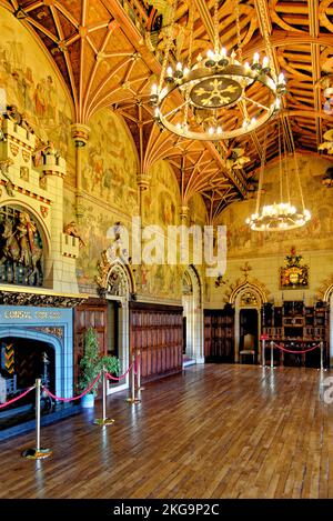 La grande sala banchetti rettangolare con murales e soffitto a volta. Al Castello di Cardiff a Cardiff, Galles, Regno Unito - 16th ottobre 2022 Foto Stock