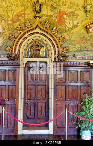 La grande sala banchetti rettangolare con murales e soffitto a volta. Al Castello di Cardiff a Cardiff, Galles, Regno Unito - 16th ottobre 2022 Foto Stock