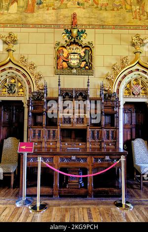La grande sala banchetti rettangolare con murales e soffitto a volta. Al Castello di Cardiff a Cardiff, Galles, Regno Unito - 16th ottobre 2022 Foto Stock