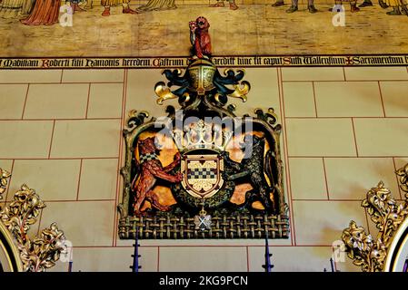 La grande sala banchetti rettangolare con murales e soffitto a volta. Al Castello di Cardiff a Cardiff, Galles, Regno Unito - 16th ottobre 2022 Foto Stock