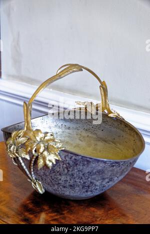 Cestino ornamento in metallo nella grande sala da pranzo. Al Castello di Cardiff a Cardiff, Galles, Regno Unito - 16th ottobre 2022 Foto Stock