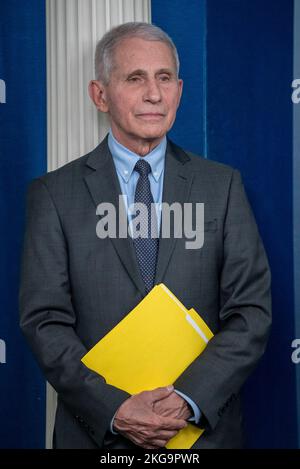 Washington, Stato di Vereinigte. 22nd Nov 2022. Il Dott. Anthony Fauci, consulente medico capo del presidente degli Stati Uniti, ascolti durante il briefing quotidiano alla Casa Bianca a Washington, DC martedì 22 novembre 2022. Credito: Ken Cedeno/Pool tramite CNP/dpa/Alamy Live News Foto Stock