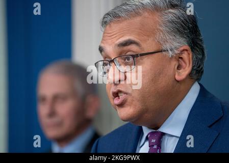 Washington, Stato di Vereinigte. 22nd Nov 2022. Il Dott. Ashish JHA, MD, MPH, coordinatore, la risposta della Casa Bianca COVID-19, parla al briefing quotidiano alla Casa Bianca a Washington, DC martedì 22 novembre 2022. Credito: Ken Cedeno/Pool tramite CNP/dpa/Alamy Live News Foto Stock