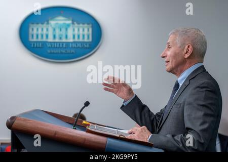 Washington, Stato di Vereinigte. 22nd Nov 2022. Il Dr. Anthony Fauci, Chief Medical Advisor del Presidente degli Stati Uniti, parla al briefing quotidiano alla Casa Bianca di Washington, DC martedì 22 novembre 2022. Credito: Ken Cedeno/Pool tramite CNP/dpa/Alamy Live News Foto Stock