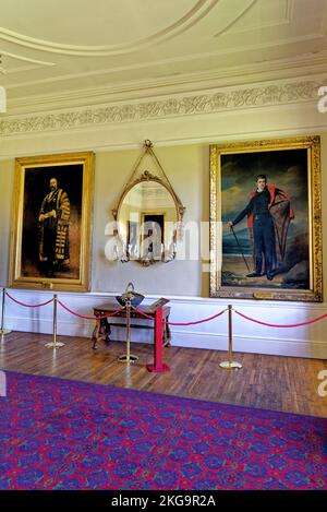 La grande sala banchetti rettangolare con murales e soffitto a volta. Al Castello di Cardiff a Cardiff, Galles, Regno Unito - 16th ottobre 2022 Foto Stock