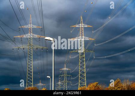 Tralicci ad alta tensione, linee aeree, con rivestimento di avvertimento per il traffico aereo, vicino a Krefeld, NRW, Germania, Foto Stock