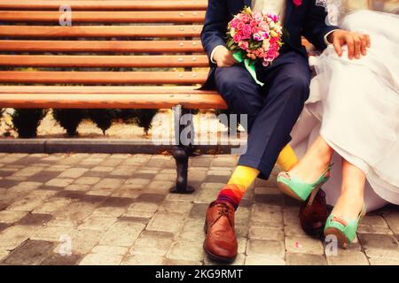 Sposa e lo sposo in abiti luminosi sul banco di lavoro Foto Stock