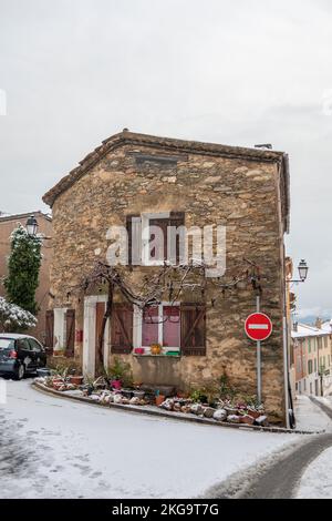 La Garde-Freinet, in inverno, sotto la neve, villaggio francese nel sud della Francia Foto Stock