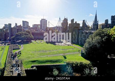 Il Castello di Cardiff e il Millennium Stadium dal Castello Keep. Cardiff, Glamorgan, Galles, Regno Unito - 16th ottobre 2022 Foto Stock