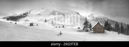 Shepherd case in inverno Carpazi sotto la montagna Petros. Foto Stock