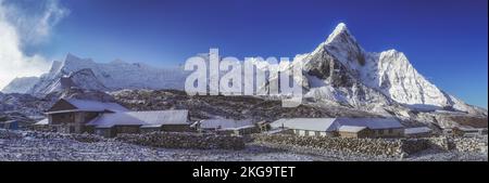 Chukhung e il monte ama Dablam in Himalaya a sud del Monte Everest. Foto Stock