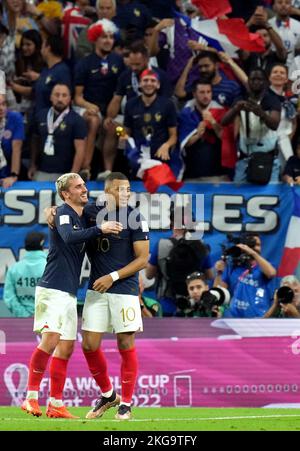 Il francese Kylian Mbappe (a destra) festeggia il terzo goal del gioco con il compagno di squadra Antoine Griezmann durante la partita di Coppa del mondo FIFA Group D allo stadio al Janoub di al Wakrah. Data immagine: Martedì 22 novembre 2022. Foto Stock