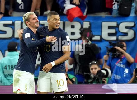 Il francese Kylian Mbappe (a destra) festeggia il terzo goal del gioco con il compagno di squadra Antoine Griezmann durante la partita di Coppa del mondo FIFA Group D allo stadio al Janoub di al Wakrah. Data immagine: Martedì 22 novembre 2022. Foto Stock