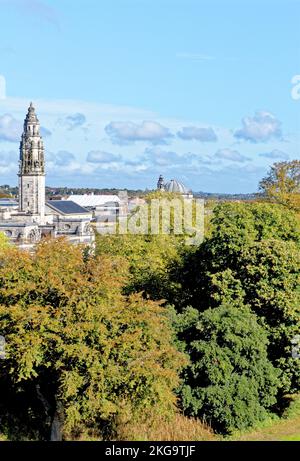 Vista dello skyline della città di Cardiff e delle mura del Castello di Cardiff dalla cima della Norman Keep. Cardiff, Glamorgan, Galles, Regno Unito - 16th ottobre Foto Stock