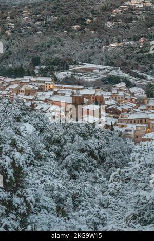 La Garde-Freinet, in inverno, sotto la neve, villaggio francese nel sud della Francia Foto Stock