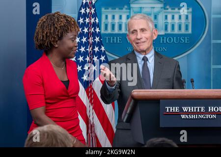 Il Dr. Anthony Fauci, Chief Medical Advisor del Presidente degli Stati Uniti, parla al briefing quotidiano alla Casa Bianca di Washington, DC martedì 22 novembre 2022. Credito: Ken Cedeno/Pool tramite CNP /MediaPunch Foto Stock