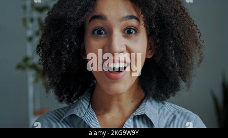 Ritratto stupito felice emotivo donna d'affari africano americano studente vincitore ottenere sorpresa stupito ragazza signora gioire vittoria buone notizie dire distorsione di velocità Foto Stock
