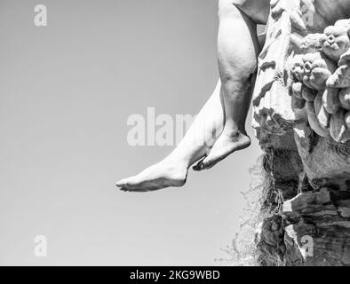 Primo piano in bianco e nero con la Fontana del Nettuno situata nel Palazzo di Schonbrunn, Vienna, Austria. Scultura piedi. Foto Stock