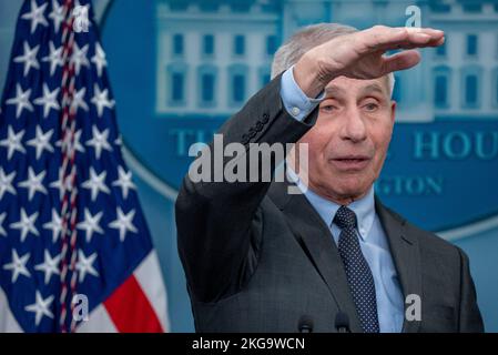 Il Dr. Anthony Fauci, Chief Medical Advisor del Presidente degli Stati Uniti, parla al briefing quotidiano alla Casa Bianca di Washington, DC martedì 22 novembre 2022. Credito: Ken Cedeno/Pool tramite CNP /MediaPunch Foto Stock