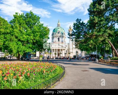 Vienna, Austria - Giugno 2022: Vista con Karlskirche (St Chiesa di Carlo) Cattedrale barocca asburgica situata sul lato sud di Karlsplatz a Vienna Foto Stock