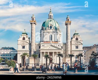 Vienna, Austria - Giugno 2022: Vista con Karlskirche (St Chiesa di Carlo) Cattedrale barocca asburgica situata sul lato sud di Karlsplatz a Vienna Foto Stock