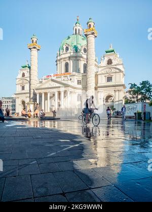 Vienna, Austria - Giugno 2022: Vista con Karlskirche (St Chiesa di Carlo) Cattedrale barocca asburgica situata sul lato sud di Karlsplatz a Vienna Foto Stock