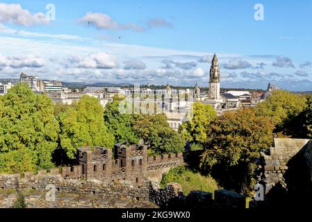 Vista dello skyline della città di Cardiff e delle mura del Castello di Cardiff dalla cima della Norman Keep. Cardiff, Glamorgan, Galles, Regno Unito - 16th ottobre Foto Stock
