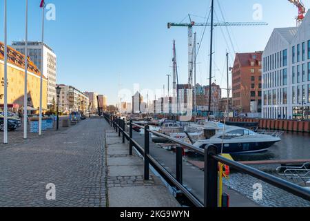 Danzica, Polonia - 11 marzo 2022: Navi in navigazione sul fiume Motlawa Foto Stock