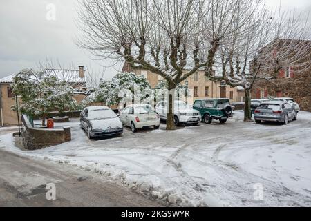 La Garde-Freinet, in inverno, sotto la neve, villaggio francese nel sud della Francia Foto Stock