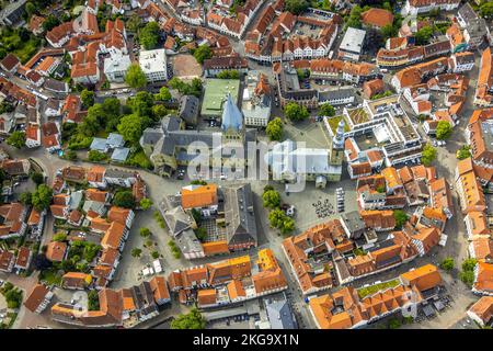 Vista aerea, municipio nella città vecchia con la St. Petri Alde Kerke e St. Cattedrale di Patrokli, ristorante all'aperto su Petrikirchhof, Soest, Soester Boerd Foto Stock